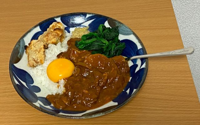 トッピングが大量のカレー